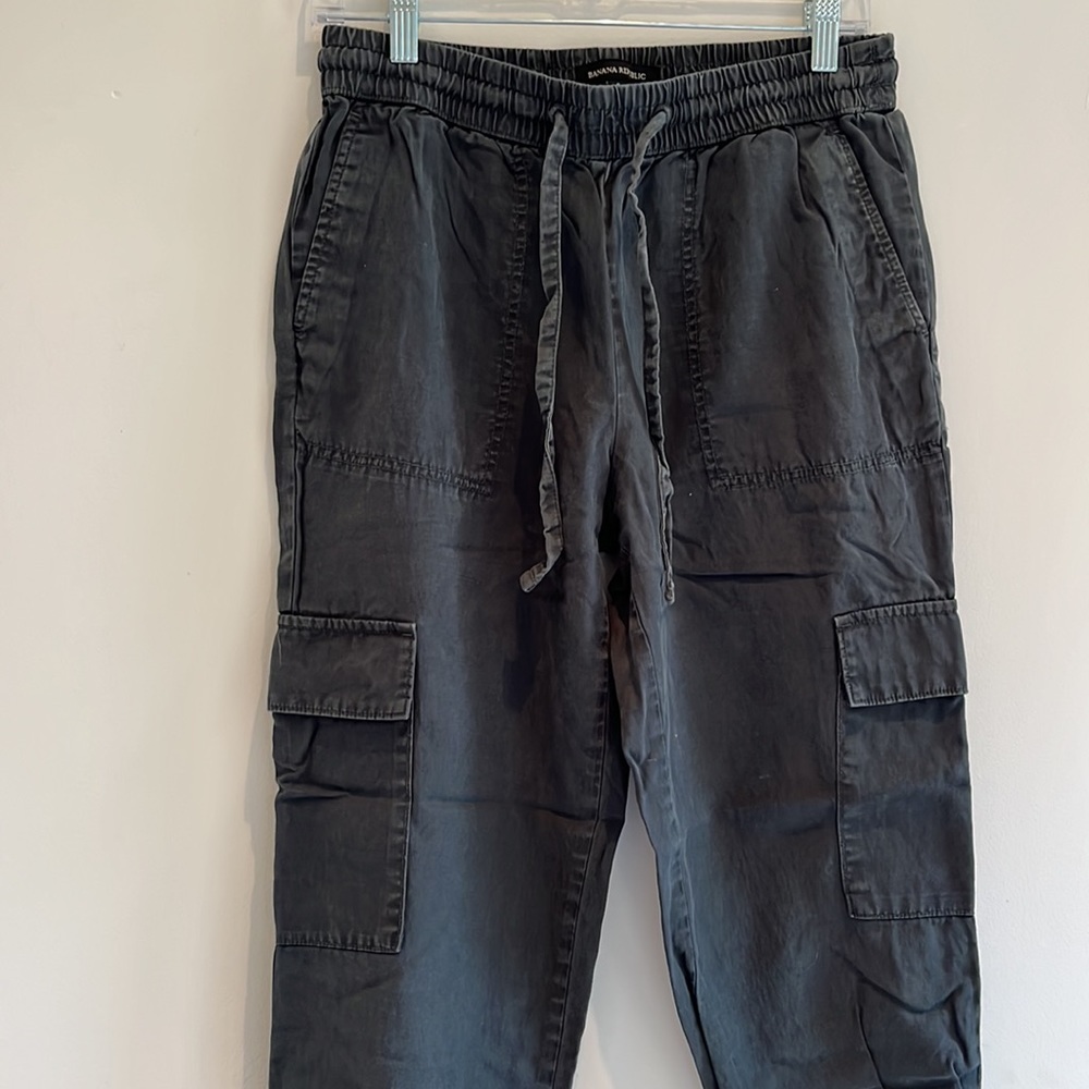 Women’s Banana Republic dark blue joggers with elastic waist and ties size small